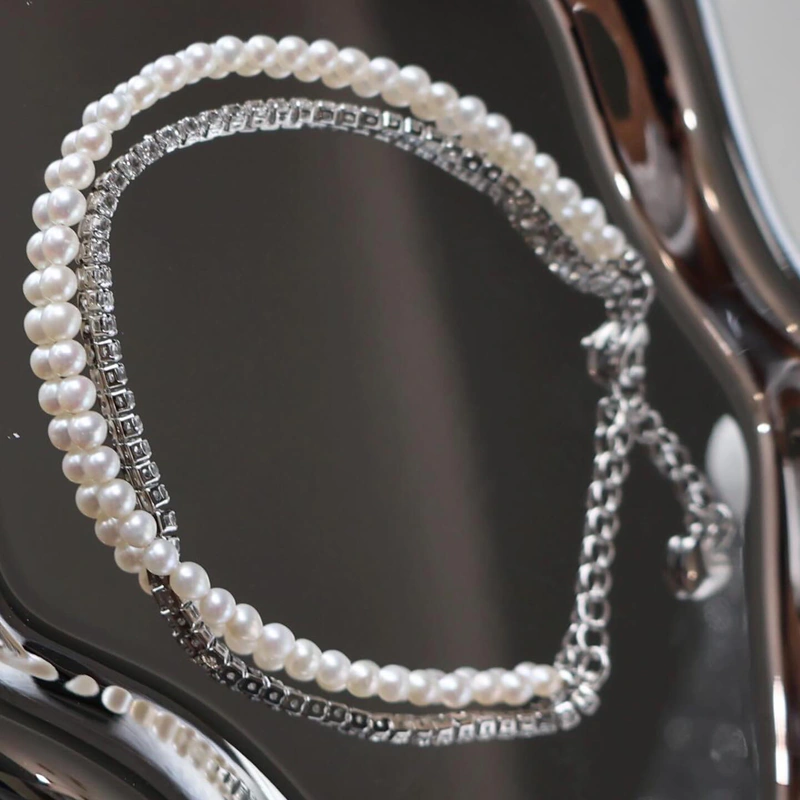 B01 สร้อยข้อมือไข่มุกแท้ The Quiet Grace Bracelet ไข่มุก3-4mm สร้อยข้อมือ 2เลเยอร์ ดีไซน์ไข่มุก เพชร image 4