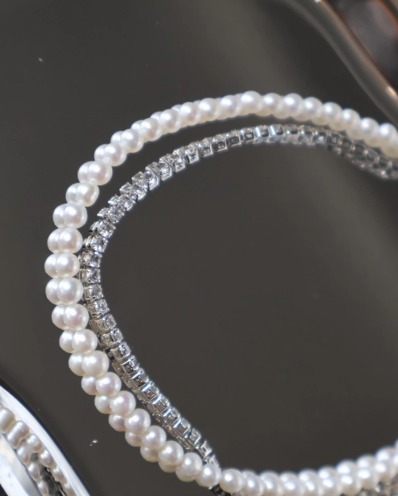B01 สร้อยข้อมือไข่มุกแท้ The Quiet Grace Bracelet ไข่มุก3-4mm สร้อยข้อมือ 2เลเยอร์ ดีไซน์ไข่มุก เพชร image 9