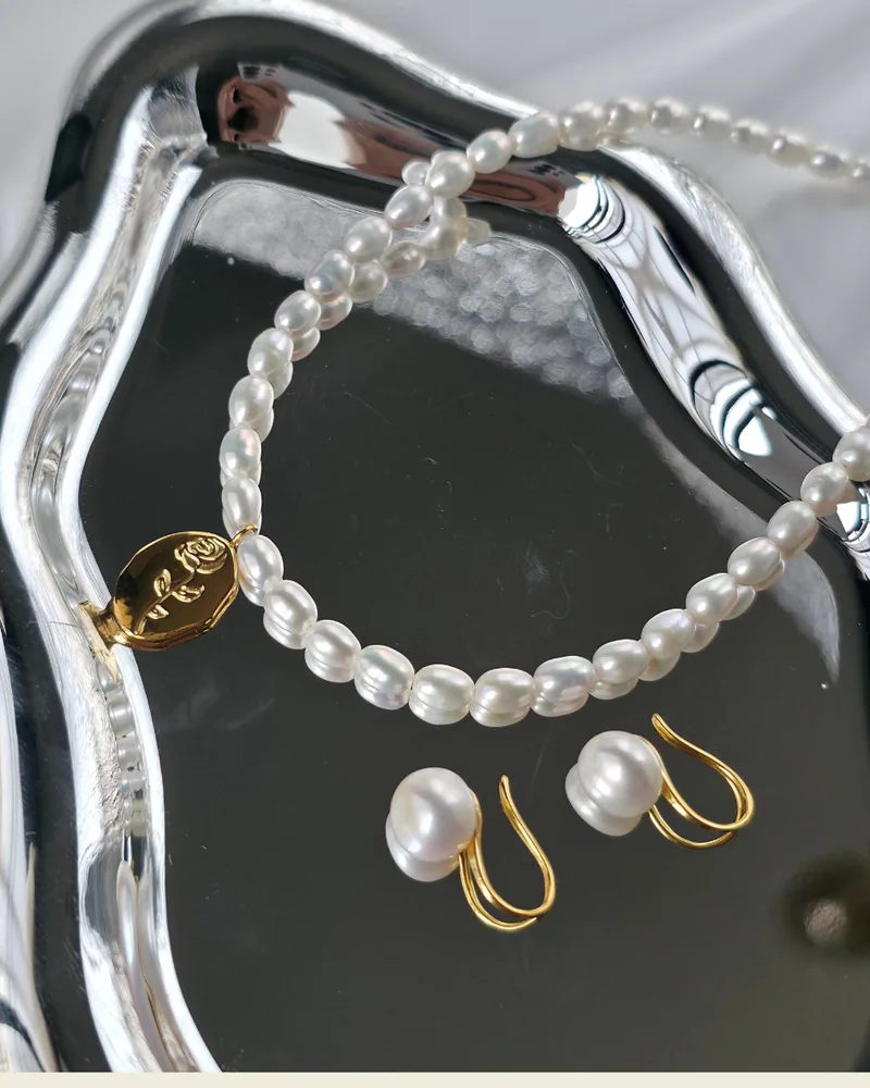 E03 ต่างหูไข่มุกแท้ ขนาด 9-10mm รุ่นClassic Hook ตัวเรือนเงินแท้ S925 ชุปทอง14k image 10