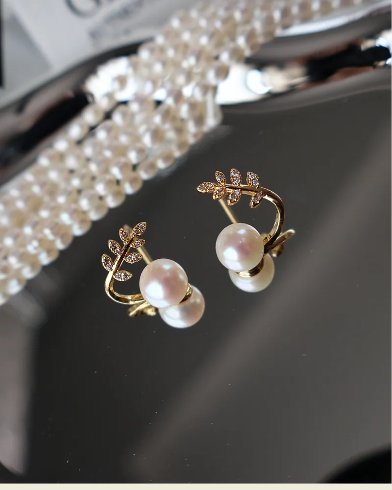 E08 ต่างหูไข่มุกแท้ รุ่น Laurel Pearl ตัวเรือนเงินแท้ชุบทองคำแท้ 18K / ฝังเพชร CZ image 4