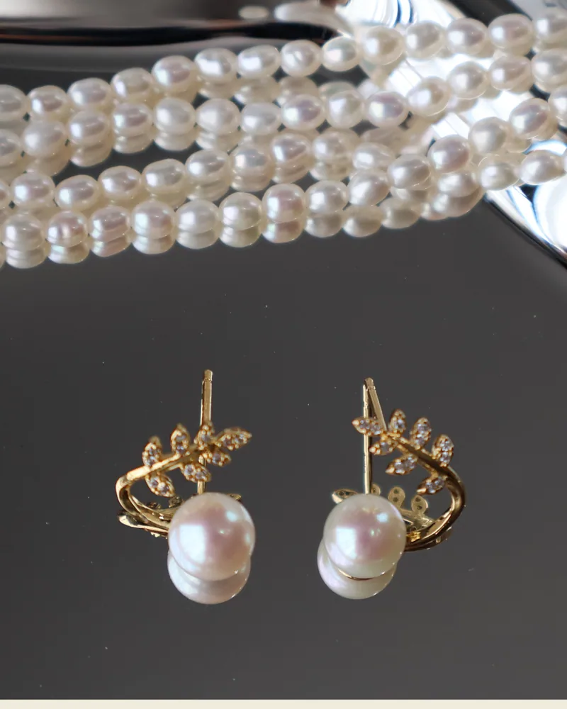 E08 ต่างหูไข่มุกแท้ รุ่น Laurel Pearl ตัวเรือนเงินแท้ชุบทองคำแท้ 18K / ฝังเพชร CZ image 5