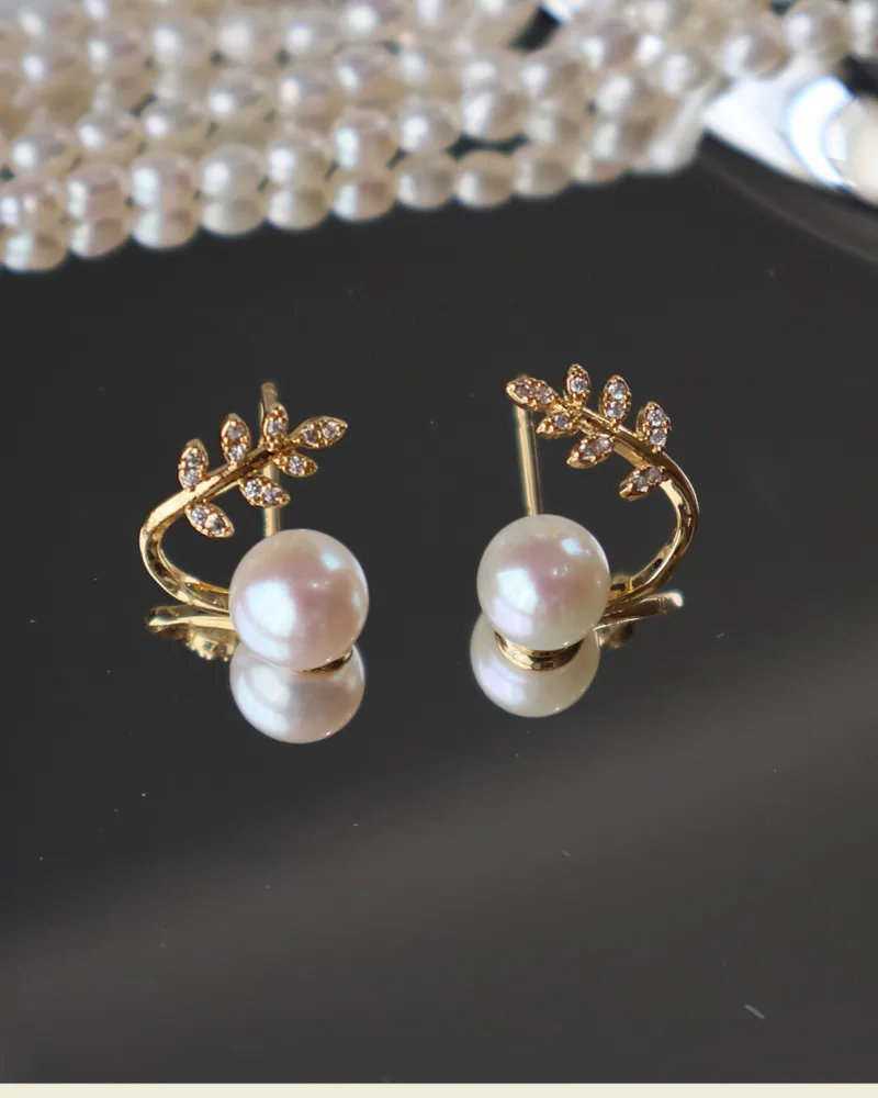 E08 ต่างหูไข่มุกแท้ รุ่น Laurel Pearl ตัวเรือนเงินแท้ชุบทองคำแท้ 18K / ฝังเพชร CZ image 6