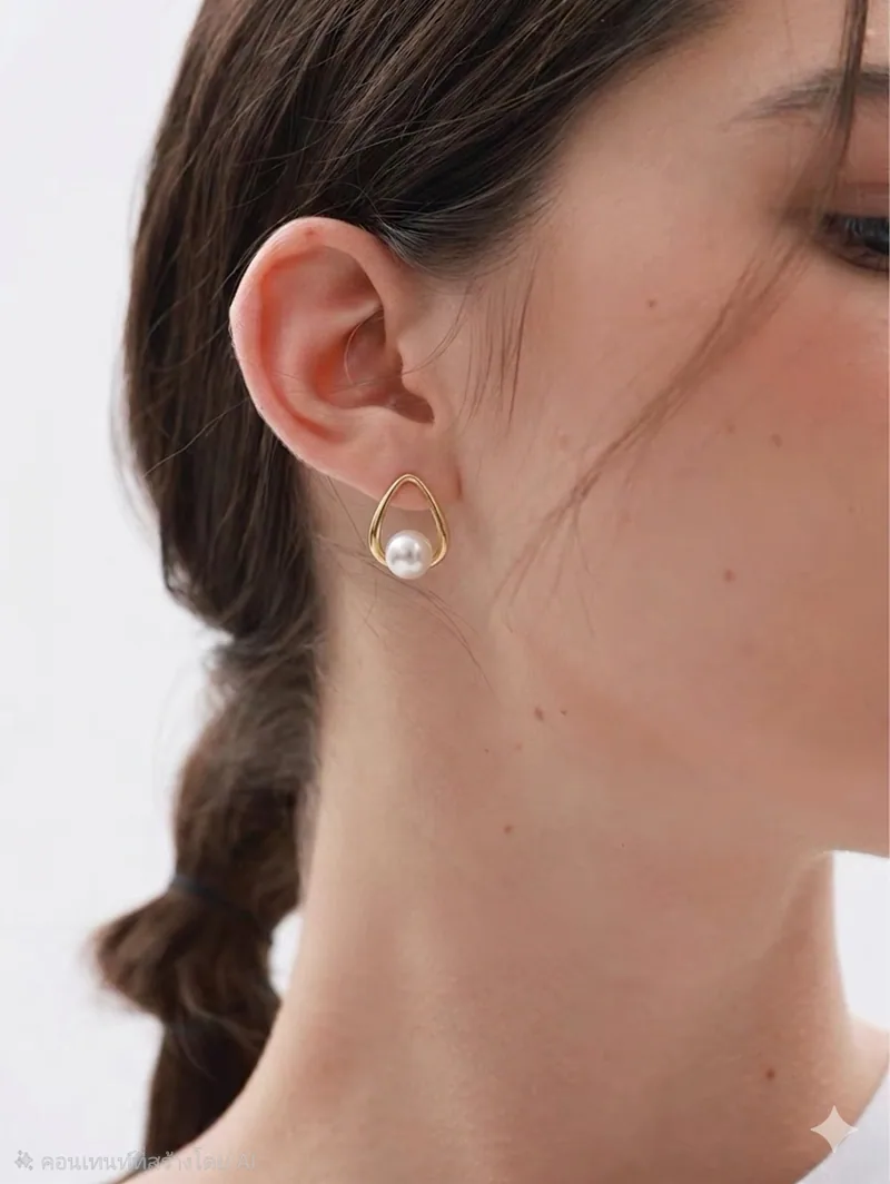 E09 ต่างหูไข่มุกแท้ รุ่น Chloe ตัวเรือนเงินแท้ ชุบทองคำแท้ 18k ปราศจากนิกเกิล — alternate view