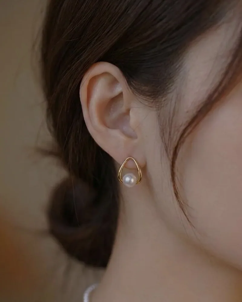E09 ต่างหูไข่มุกแท้ รุ่น Chloe ตัวเรือนเงินแท้ ชุบทองคำแท้ 18k ปราศจากนิกเกิล image 3