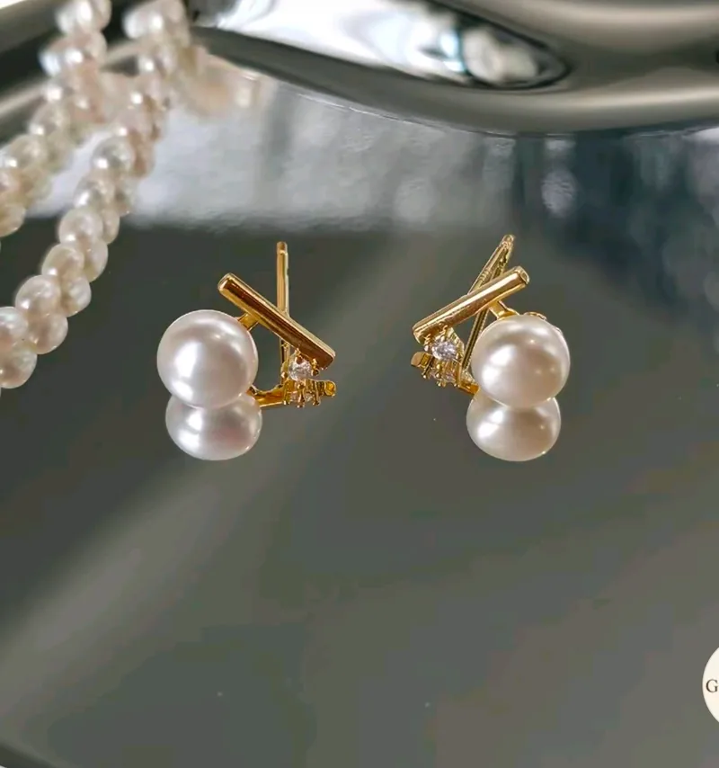 E10 ต่างหูไข่มุกแท้ รุ่น Linea Pearl ตัวเรือนเงินแท้ชุบทองคำแท้ 18K / ฝังเพชร CZ — alternate view