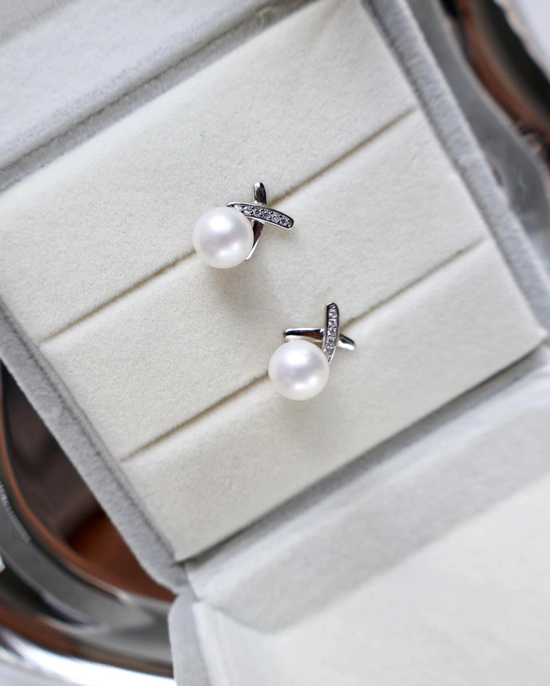 E12 ต่างหูไข่มุกแท้ รุ่น The Ivy Cross Pearl Earring ไข่มุกขนาด7-8มม. ตัวเรือนเงินแท้ S925 — alternate view