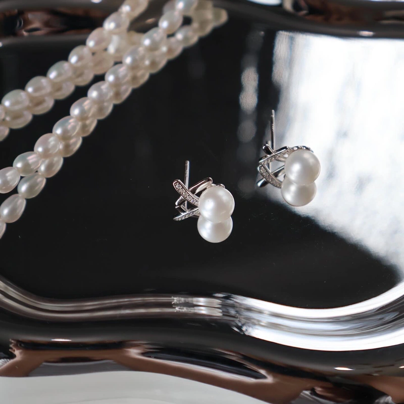 E12 ต่างหูไข่มุกแท้ รุ่น The Ivy Cross Pearl Earring ไข่มุกขนาด7-8มม. ตัวเรือนเงินแท้ S925 image 5