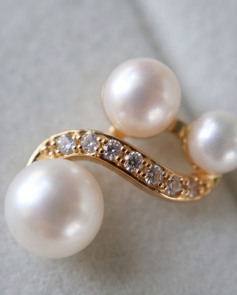 E14 ต่างหูไข่มุกแท้3เม็ด รุ่น The Golden Wave Pearl Earring ตัวเรือนเงินแท้ S925 ชุปทอง 18k image 4