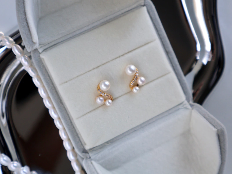E14 ต่างหูไข่มุกแท้3เม็ด รุ่น The Golden Wave Pearl Earring ตัวเรือนเงินแท้ S925 ชุปทอง 18k image 6