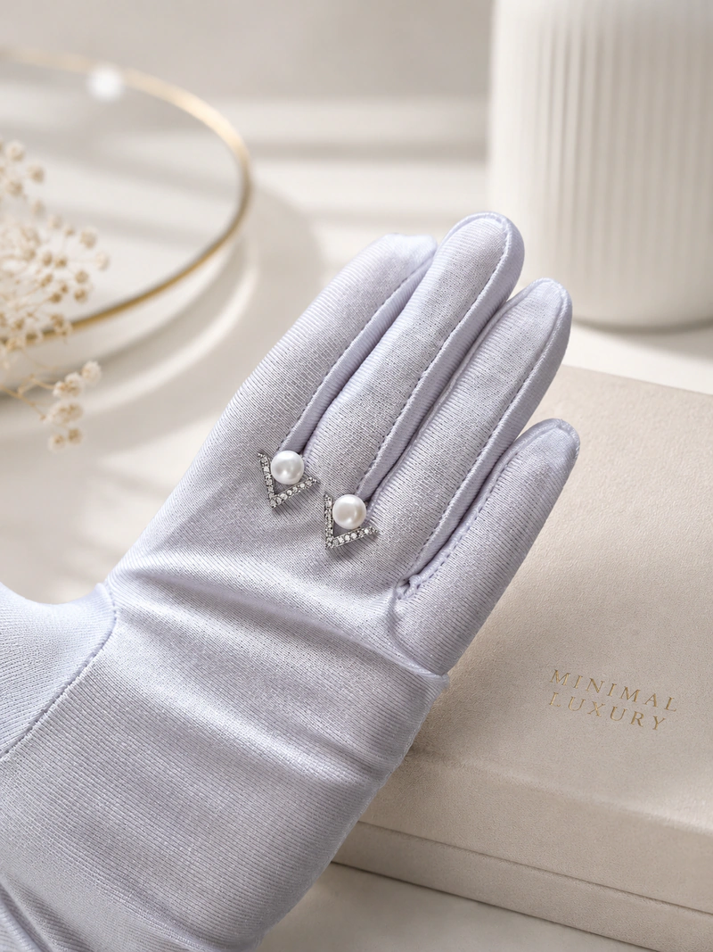 E15 ต่างหูไข่มุกแท้ รุ่น V-Elegance Pearl Earring ไข่มุกขนาด7-8มม. ตัวเรือนเงินแท้ S925 — alternate view