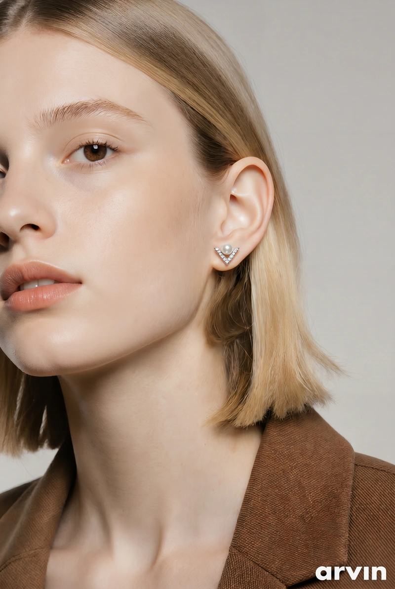 E15 ต่างหูไข่มุกแท้ รุ่น V-Elegance Pearl Earring ไข่มุกขนาด7-8มม. ตัวเรือนเงินแท้ S925 image 3