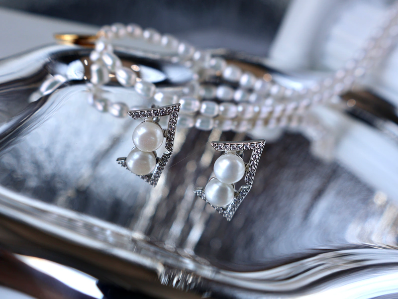 E15 ต่างหูไข่มุกแท้ รุ่น V-Elegance Pearl Earring ไข่มุกขนาด7-8มม. ตัวเรือนเงินแท้ S925 image 5