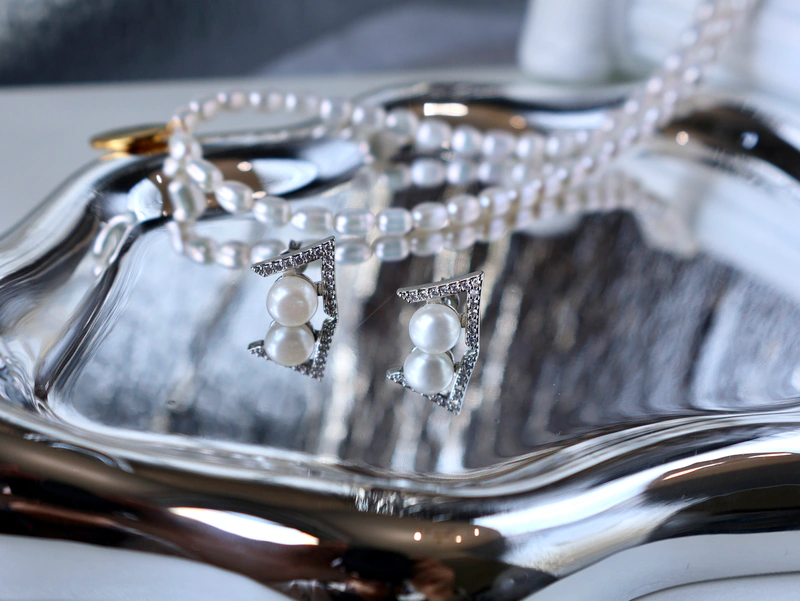 E15 ต่างหูไข่มุกแท้ รุ่น V-Elegance Pearl Earring ไข่มุกขนาด7-8มม. ตัวเรือนเงินแท้ S925 image 6