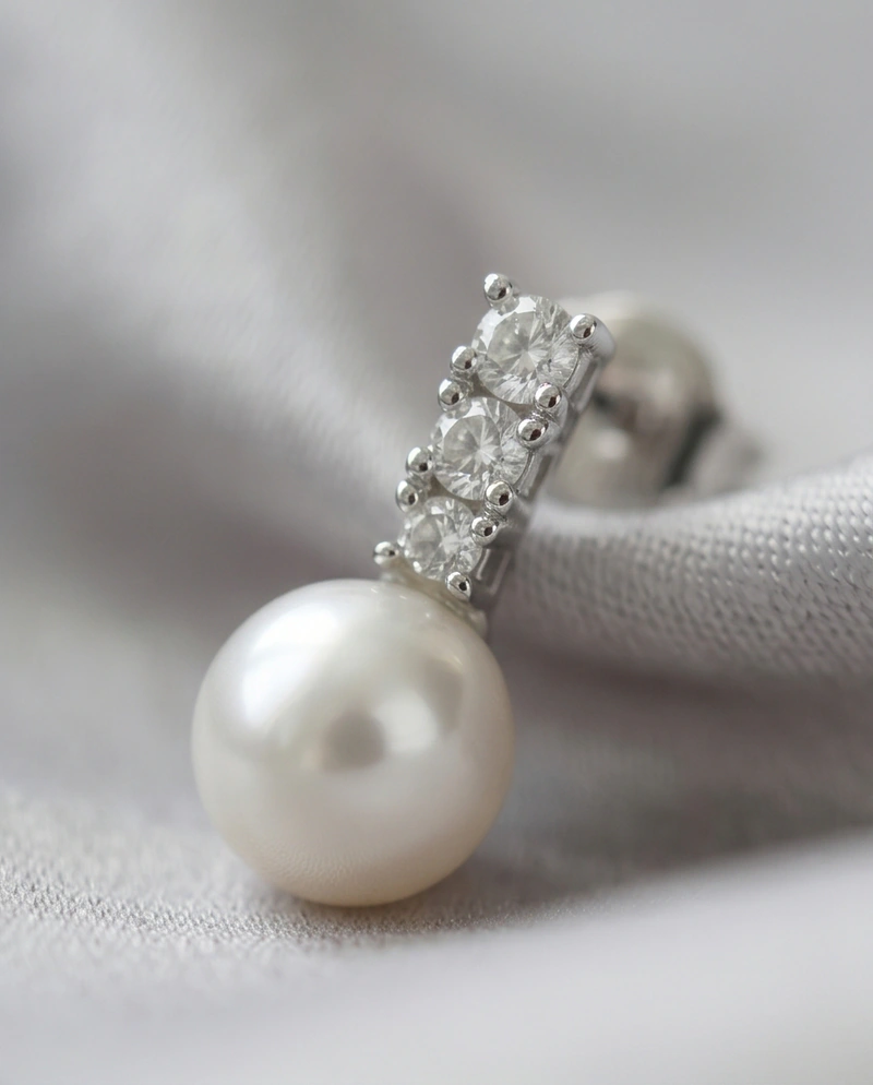 E17 ต่างหูไข่มุกแท้ รุ่น The Timeless Drop Pearl Earrings ไข่มุกขนาด7-8มม. ตัวเรือนเงินแท้ S925 image 4