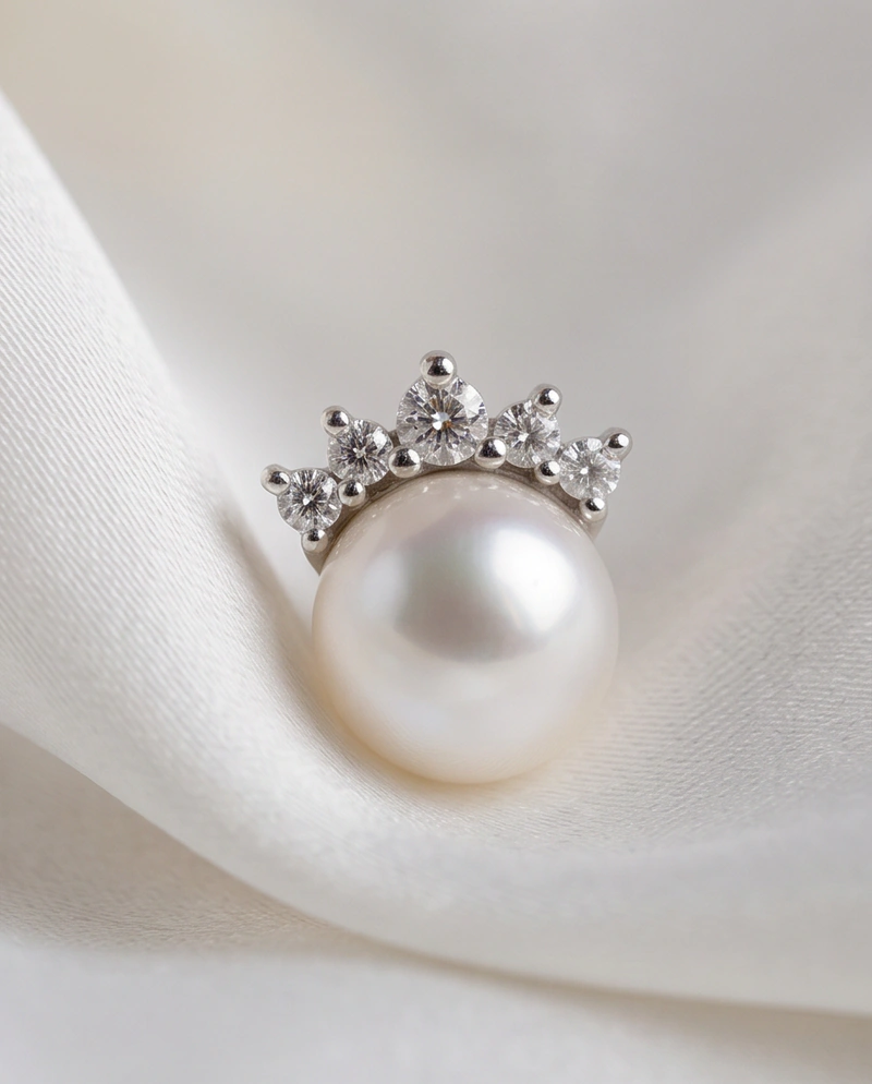 E20 ต่างหูไข่มุกแท้ รุ่น The Crown Grace Pearl Earrings ตัวเรือนเงินแท้ S925 ฝังเพชร CZ image 3